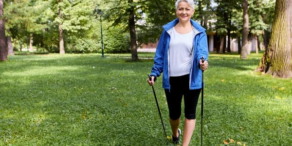 Une femme senior qui fait de la marche