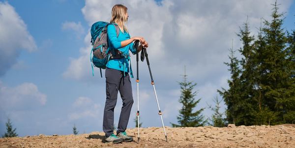 une femme seule dans la montagne