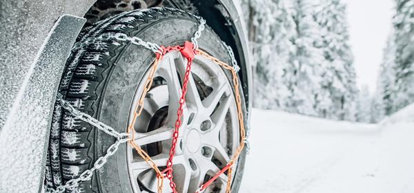 un pneu qui roule sur une route enneigée