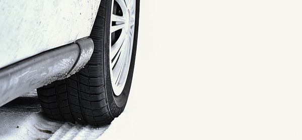 Un pneu d'hiver qui roule dans la neige