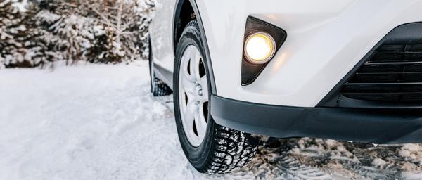 Un pneu 4 saisons roule dans la neige