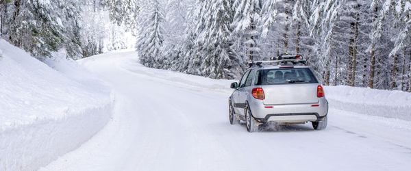 une jolie voiture roule dans la neige