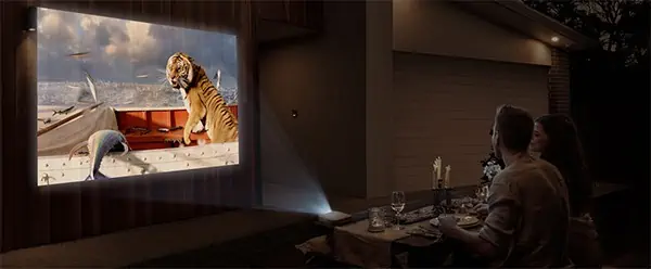cople qui regarde un film dehors sur un picoprojecteur