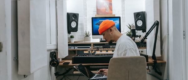 Un musicien dans un studio