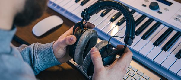 Des mains tiennent un casque