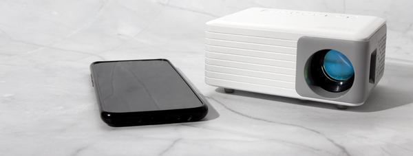 un mini projecteur et un smartphone
