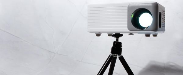 Un mini projecteur sur son support
