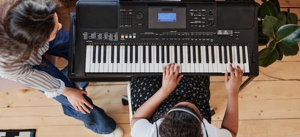 Une petite fille avec son professeur de musique