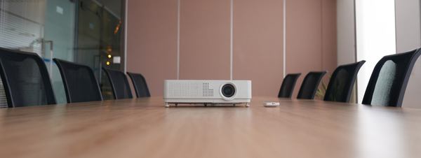 Un pico projecteur dans une salle de réunion