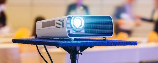 Un mini projecteur dans une salle de conférence