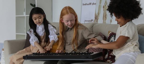 Trois petites filles et un synthétiseur
