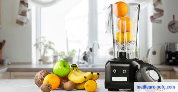 blender sur table de cuisine pour mixer des fruits