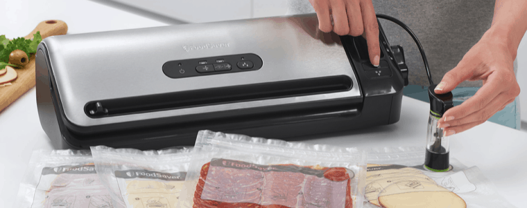 FoodSaver Machine Sous Vide, avec compartiment de rangement pour rouleau et  cutter et 3 vitesses d'aspiration, inclut sacs de mise sous vide assortis,  Argent avec des touches noires [V2860-I] : : Cuisine et Maison