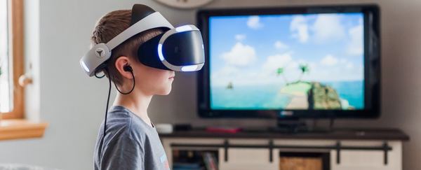 Un casque connecté à un écran d'ordinateur
