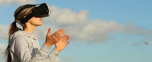 Une femme qui met des lunettes VR