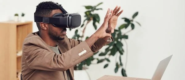 Un homme utilise un casque dans un bureau