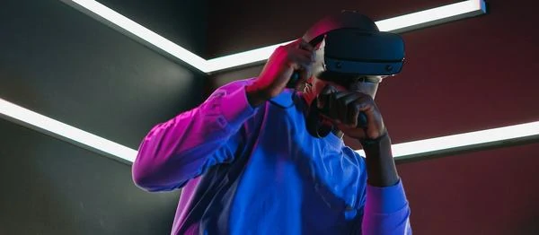 Un homme joue à un jeu avec un casque