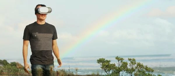 Un homme qui se promène avec un casque VR