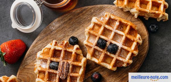 3 gaufres fraichement preparés avec sauce au chocolat