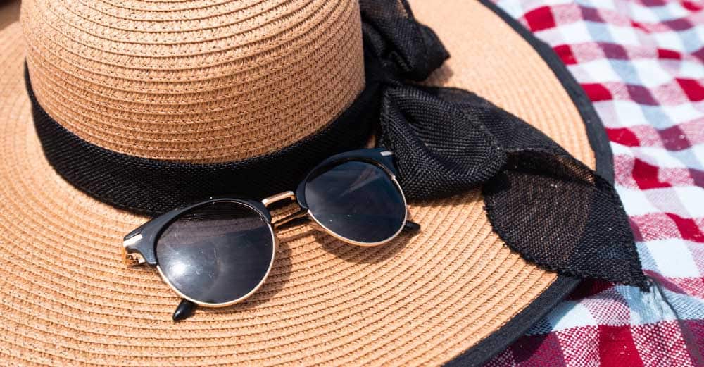 lunettes de soleil sur chapeau de paille