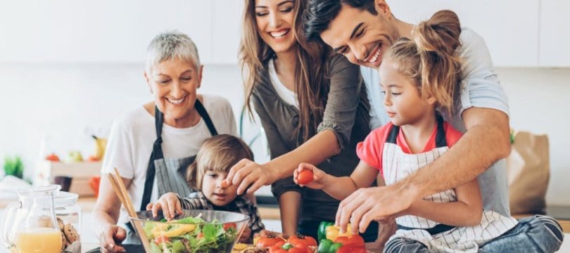 parents grand parents et enfants cuisinent ensemble