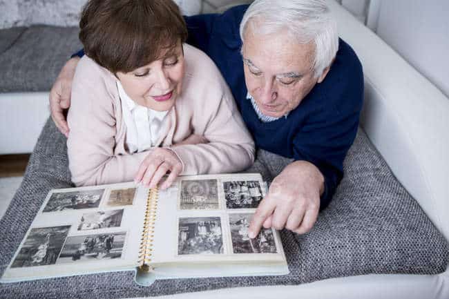 couple en train de regarder des photos