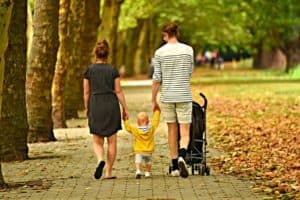 couple qui se ballade avec leur bébé