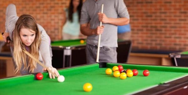 femme qui se prépare au jouer au billard