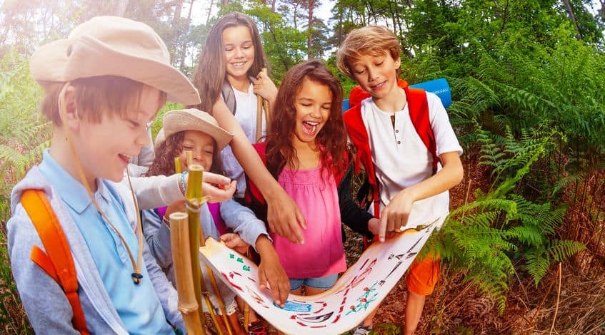 groupe d'enfants avec carte de jeu