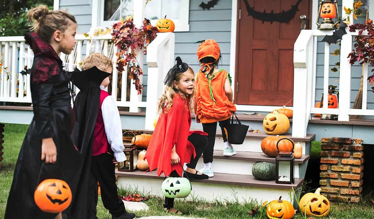 4 enfants déguisés pour Halloween