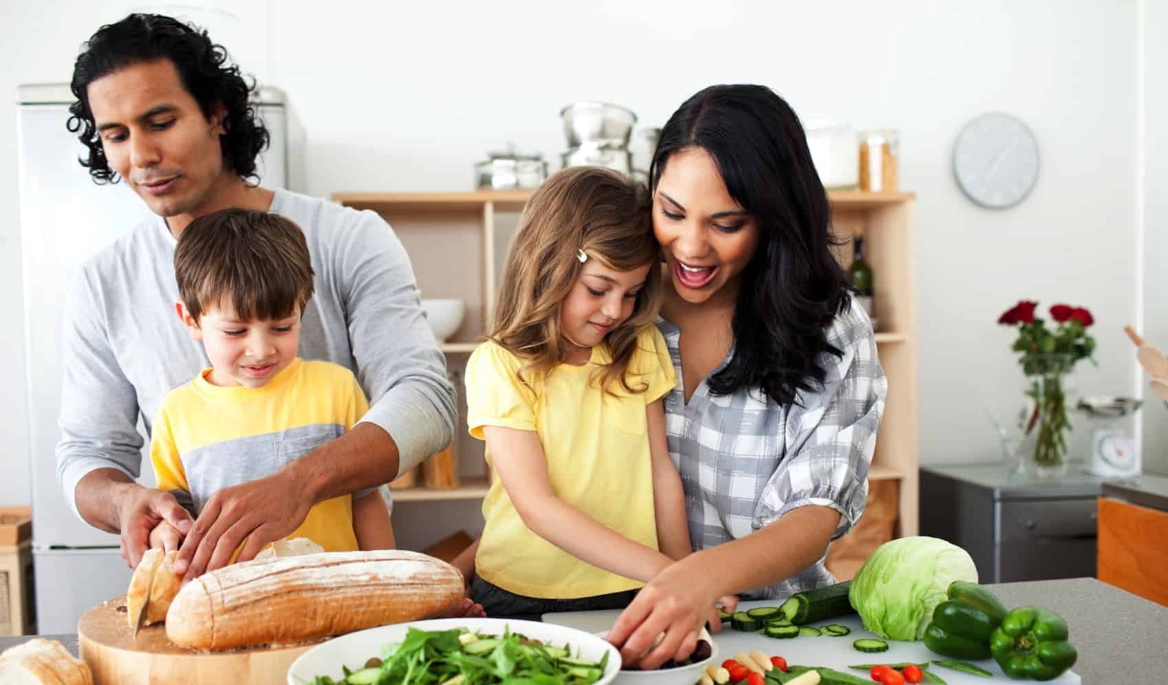 préparation du petit déjeûner en famille