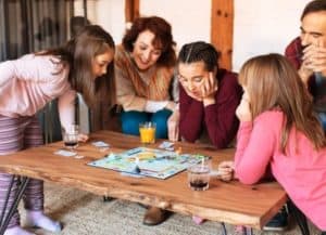 une famille s'amusant autour d'une table