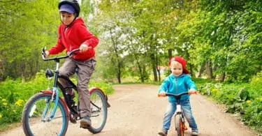 enfants qui font du vélo