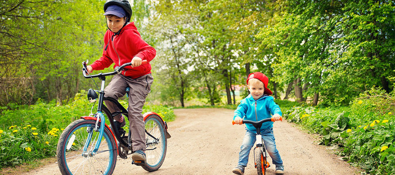 enfants qui font du vélo