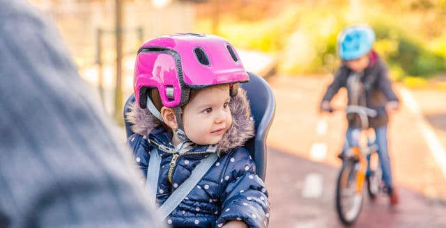 enfant en bas âge sur porte vélo