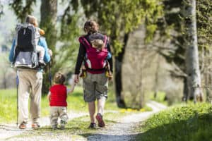 famille qui se balade en forêt