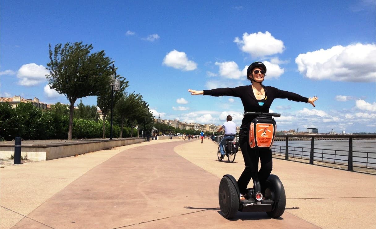 jeune femme sur un gyropode