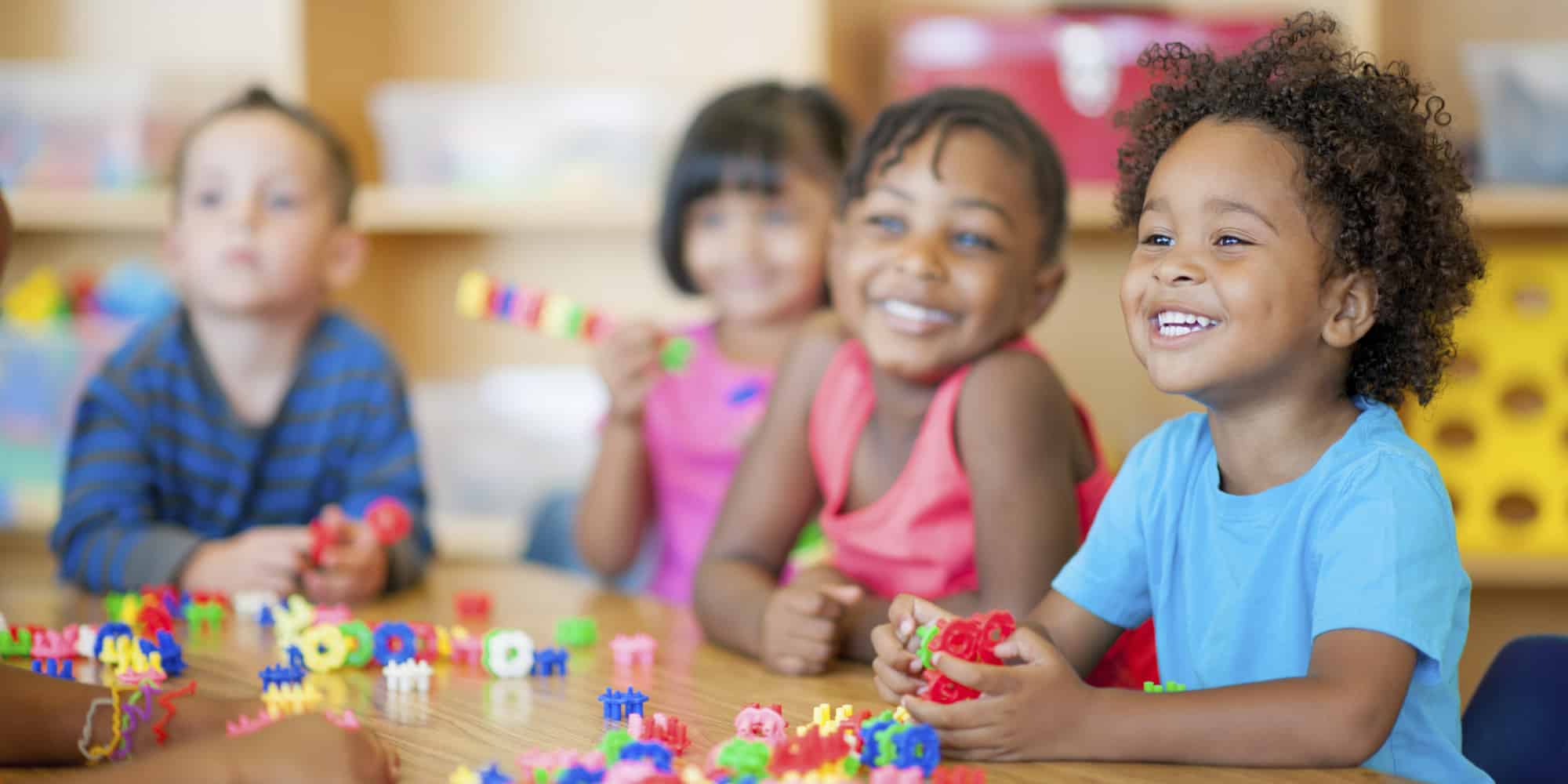 groupe d'enfants plein de sourires