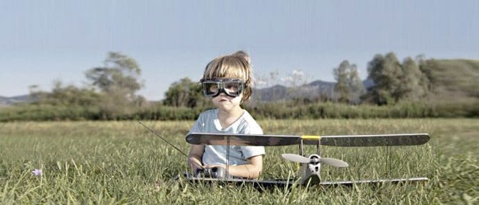 enfant qui joue avec un avion télécommandé