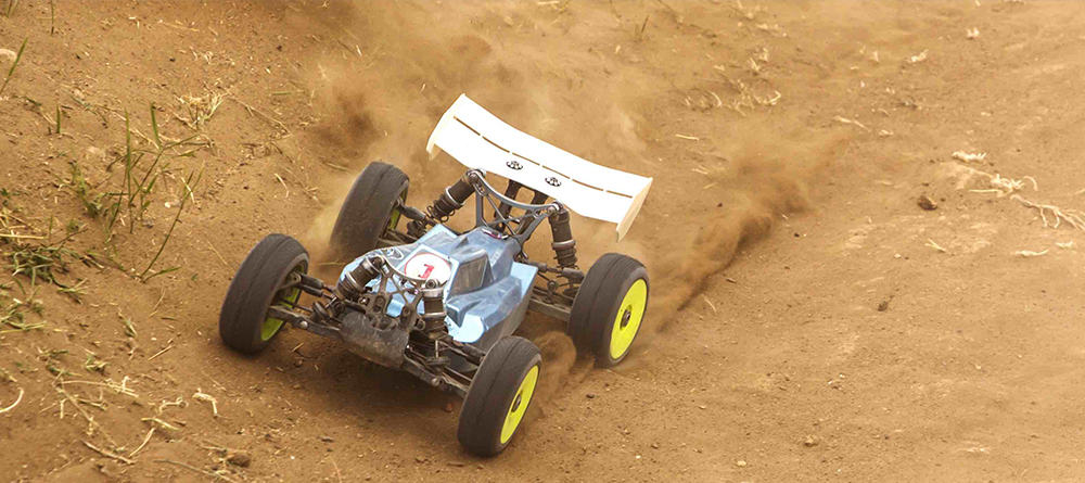 voiture téléguidée roulant dans le sable