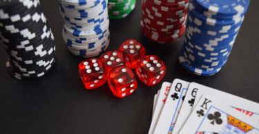 jetons, dés et cartes pour jouer au poker