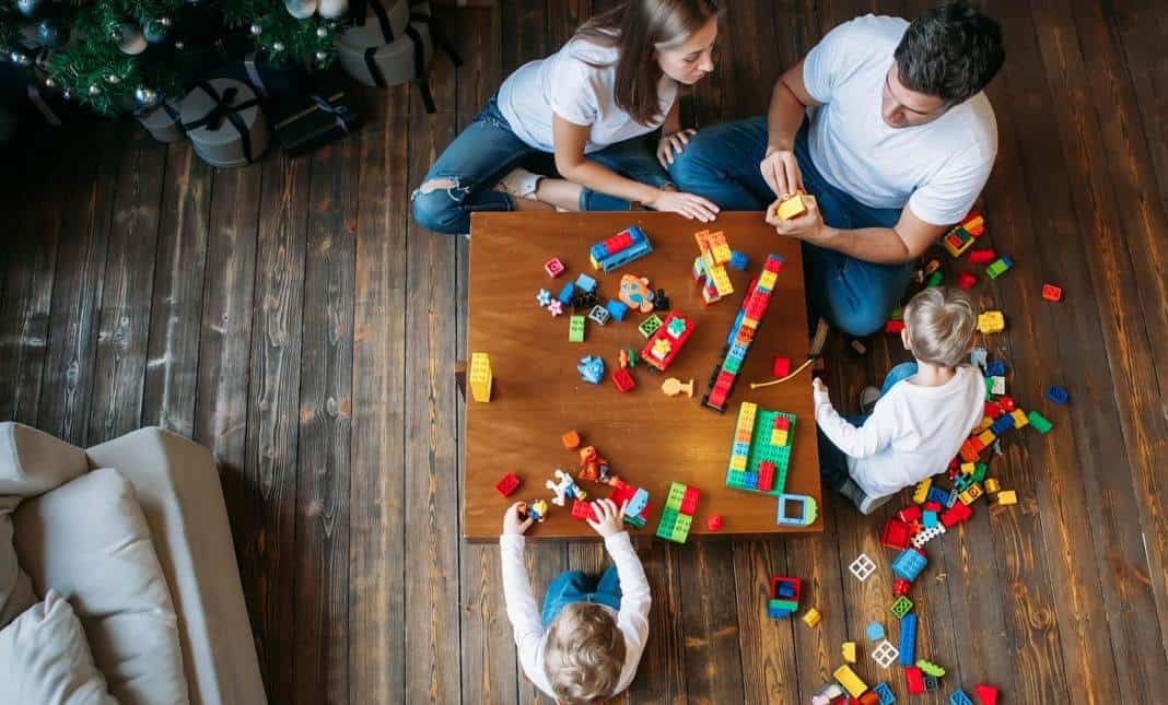 parents qui jouent avec leurs enfants