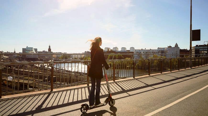 balade sur le pont en trottinette électronique