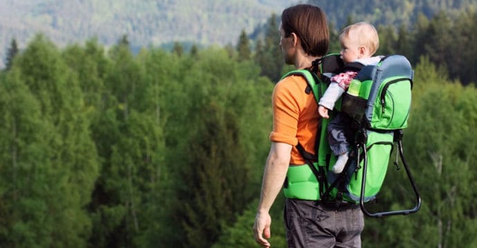 randonnée d'un père avec son bébé