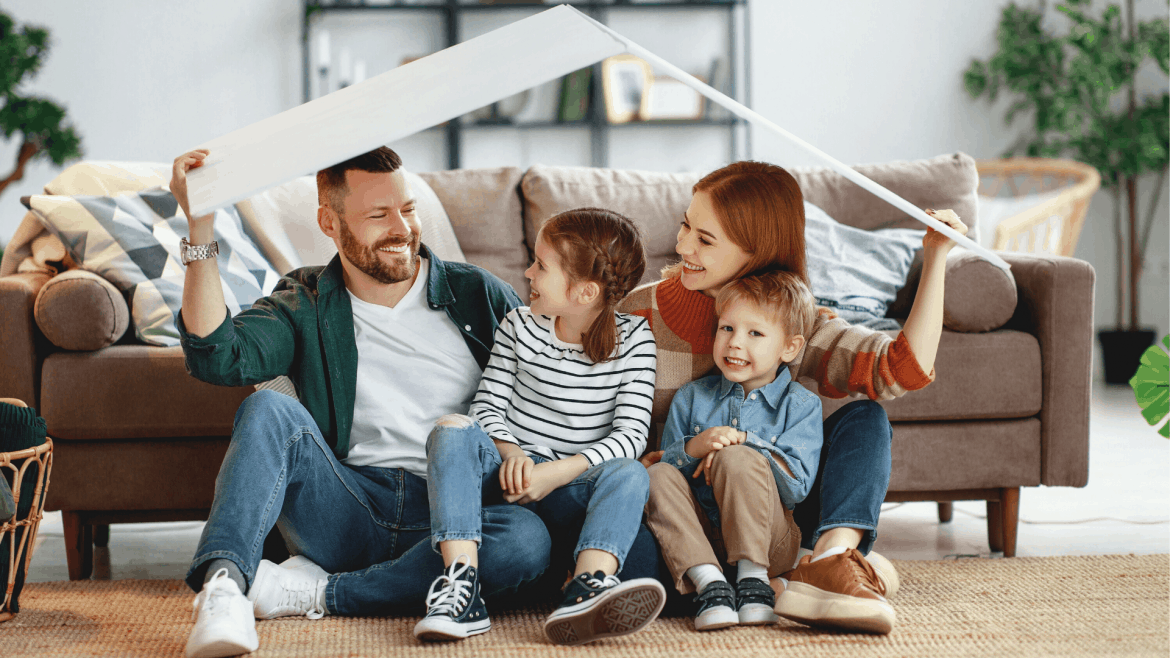 parents préparant une cabane avec leurs enfants