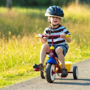 un petit garçon en train de faire du vélo