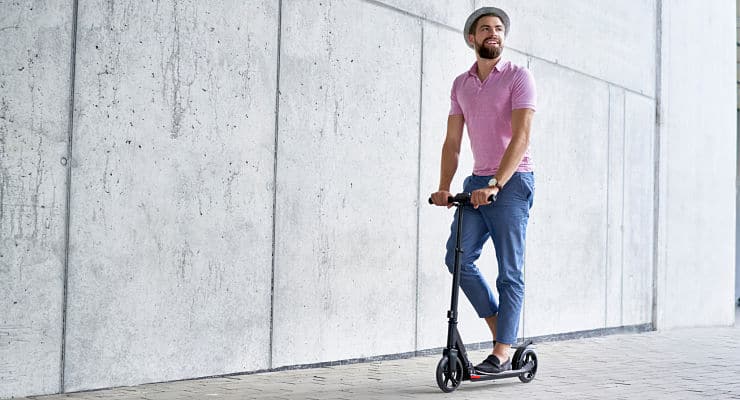 homme qui fait de la trottinette électrique