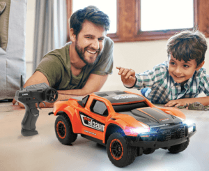 papa et son fils jouant à la voiture télécommandée