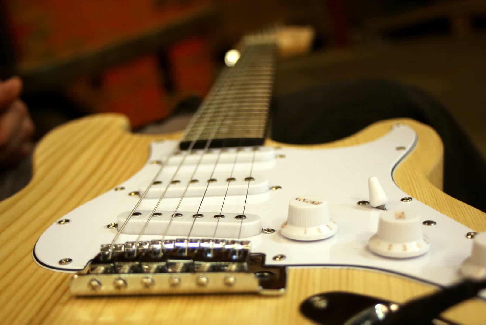 Jouer de la guitare électrique nos conseils pour bien débuter en mars 2025