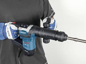homme avec un marteau piqueur bosch